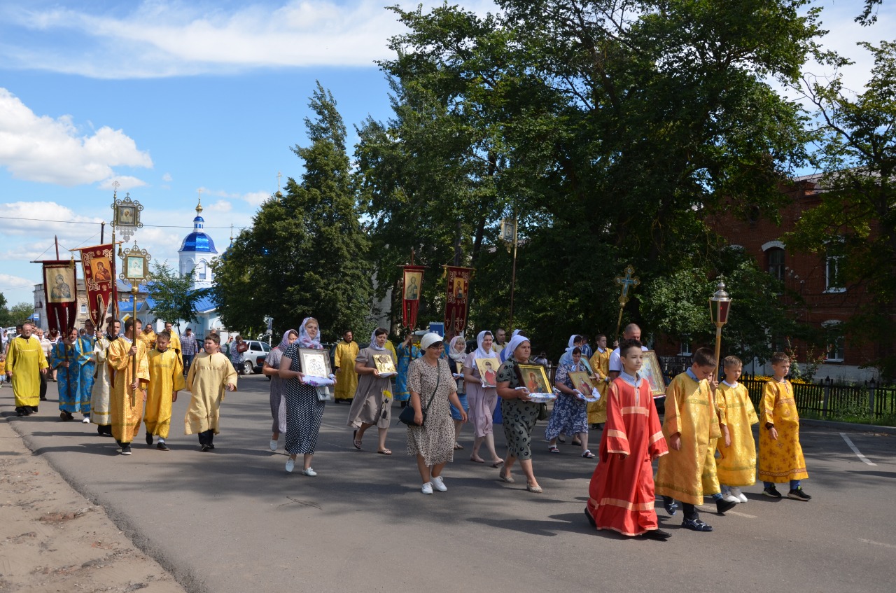 Крестный ход омск. Крестный ход в Звенигороде. Крестный ход Стерлитамак. Крестный ход Верея 2022. Всероссийский крестный ход в честь 1025 крещения Руси 2013.