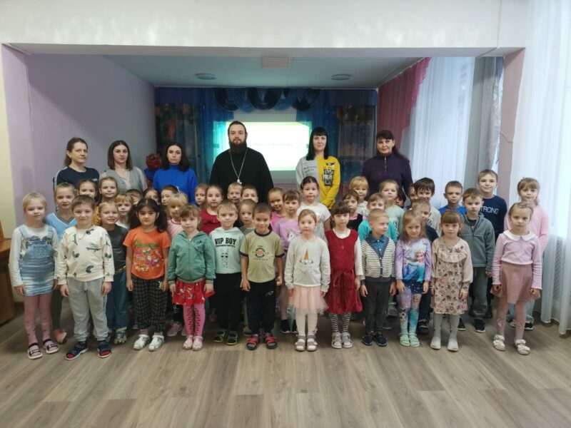 Священник Уваровской епархии побывал в гостях в детском саду